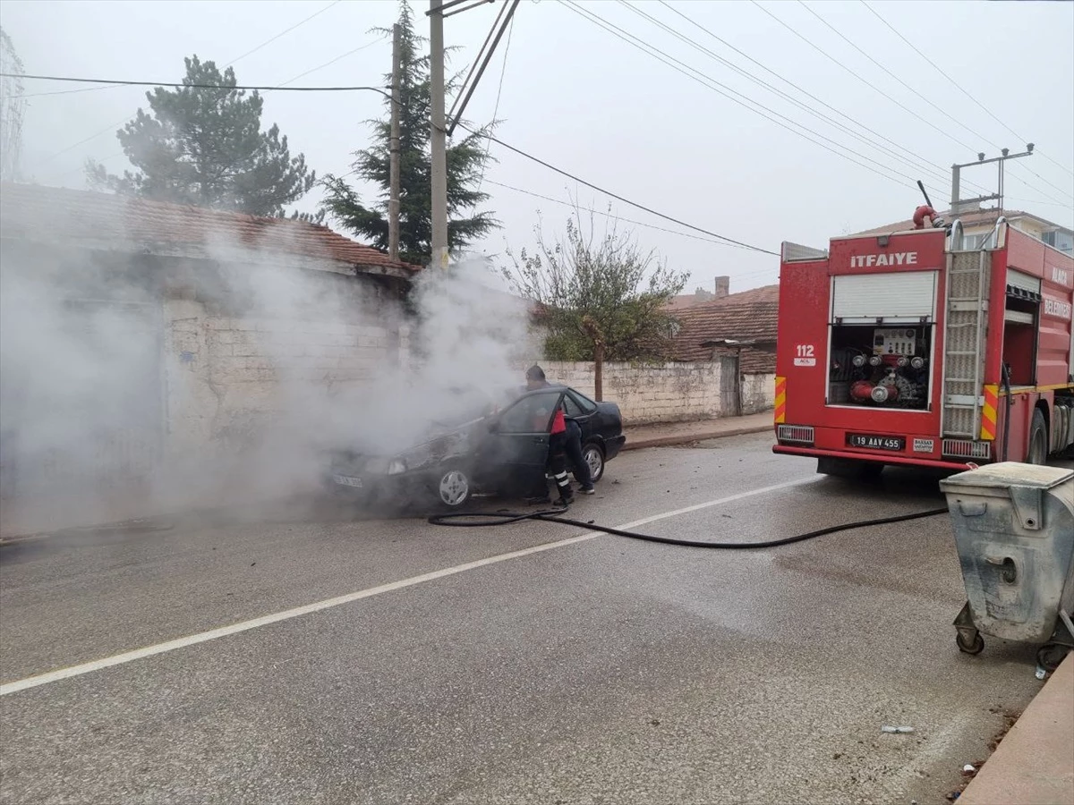 Alaca'da park halindeki otomobil yandı