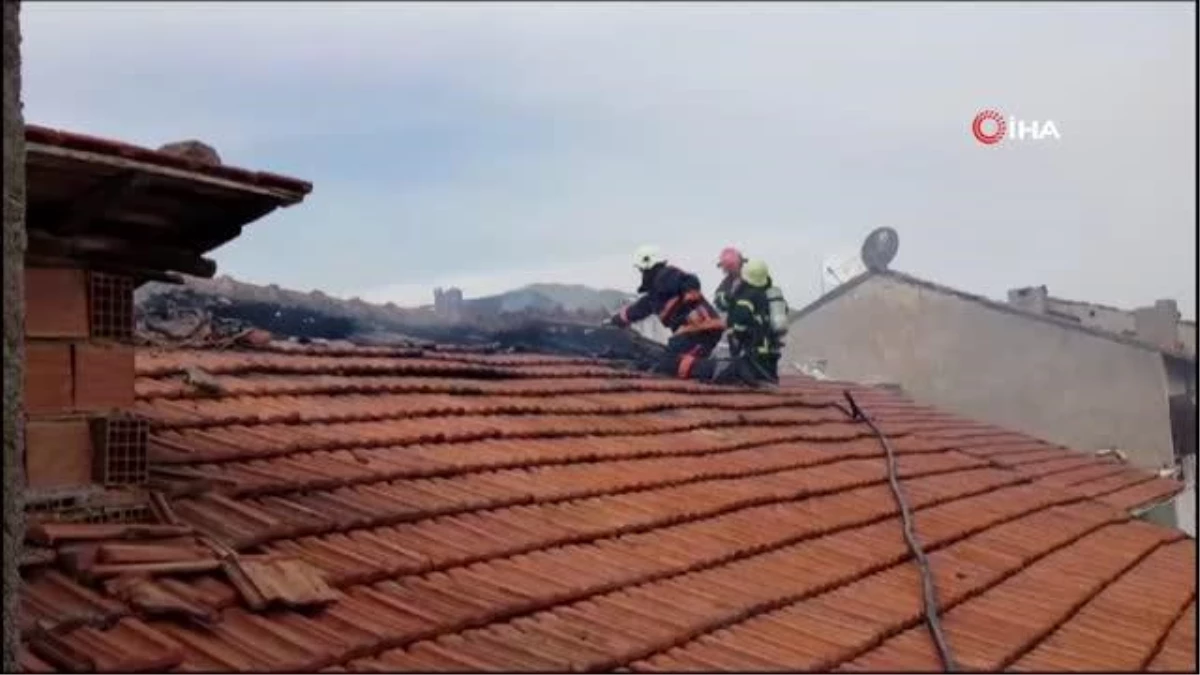Apartmanın çatı katında çıkan yangın korkuttu