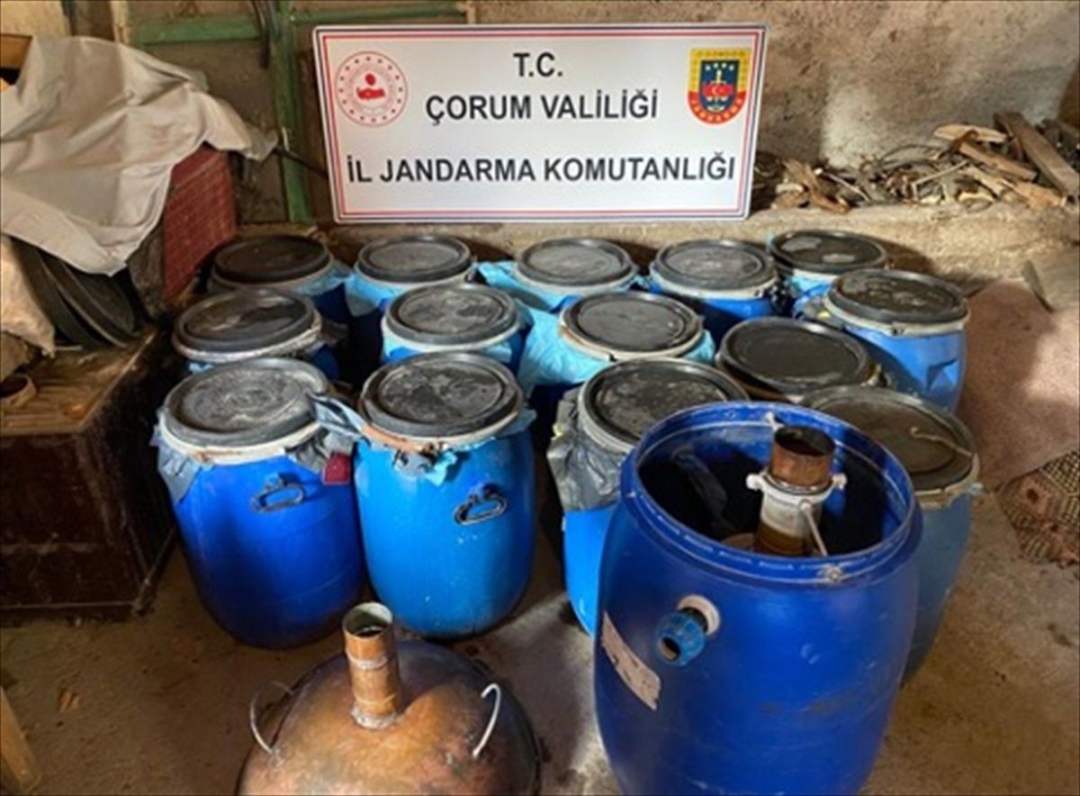 Çorum'da 900 litre sahte içki ve damıtma düzeneği ele geçirildi, 1 kişi gözaltına alındı.