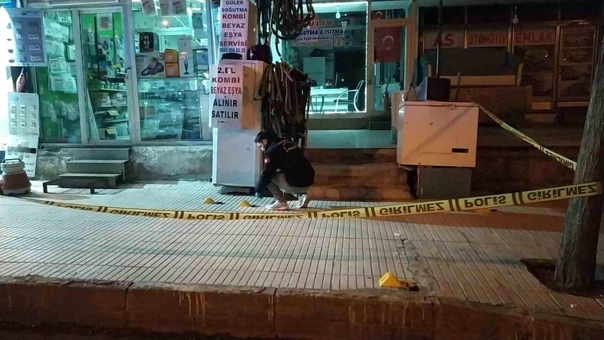 Çorum'da bir iş yeri pompalı tüfeklerle kurşunlandı