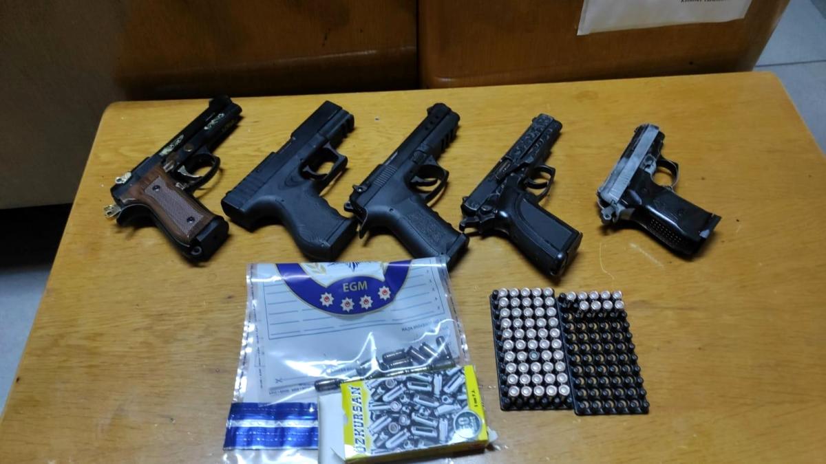 Çorum'da bir şahsın üzerinde 5 ruhsatsız tabanca yakalandı