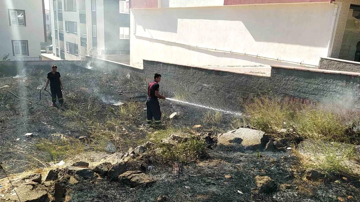 Çorum'da boş tarlada çıkan anız yangını kontrol altına alındı