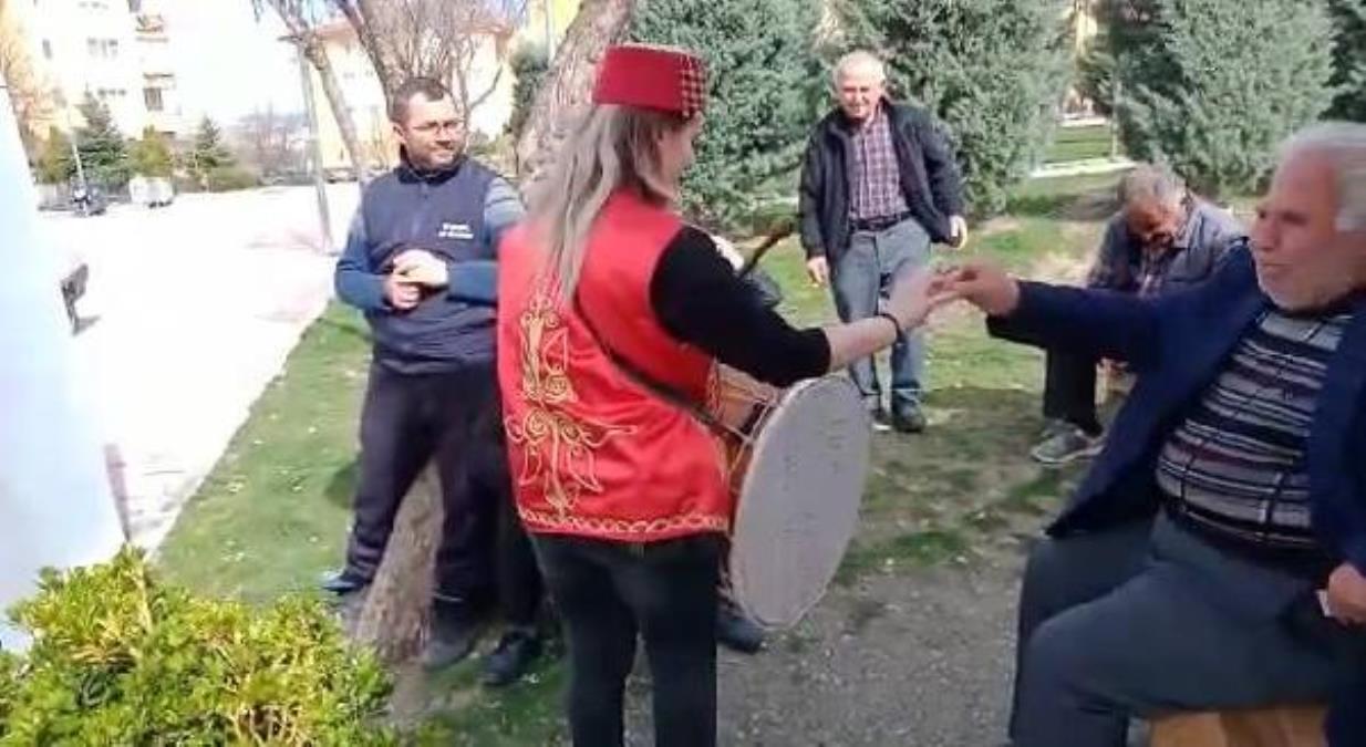Çorum'da davulcu Hatice mani söyleyip bahşiş topladı