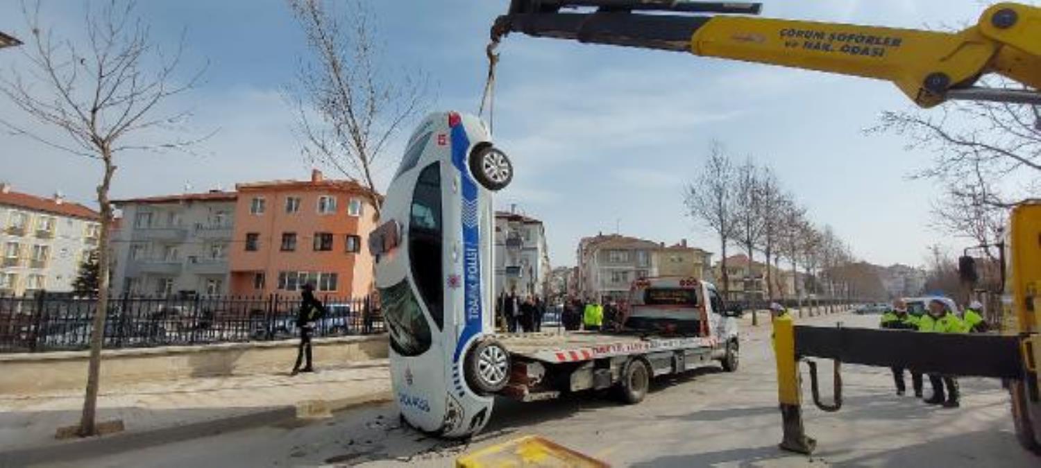 ÇORUM'DA EKİP ARACI TERS DÖNDÜ, POLİSLER YARA ALMADAN KURTULDU