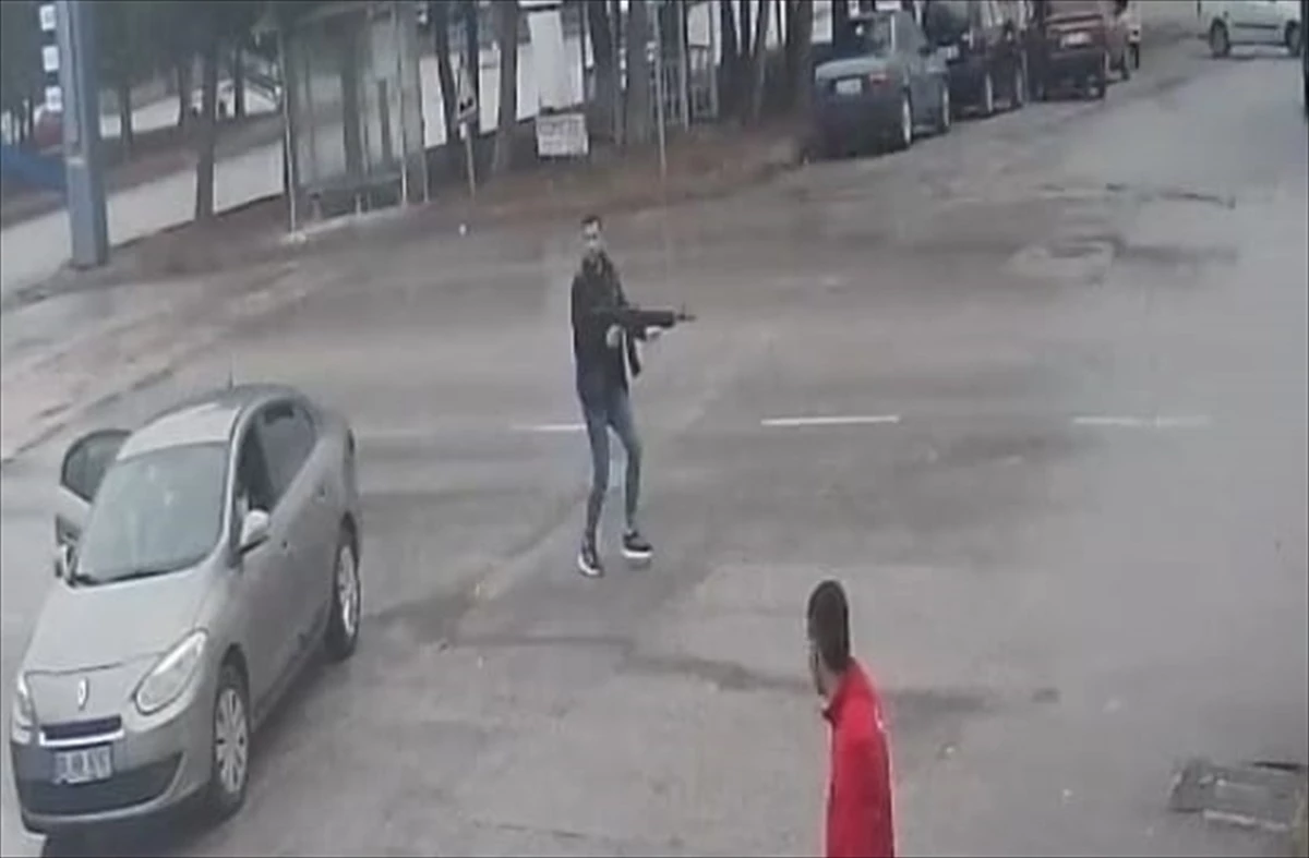 Çorum'da Husumetliye Silahlı Saldırı: Güvenlik Kamerasına Yansıdı