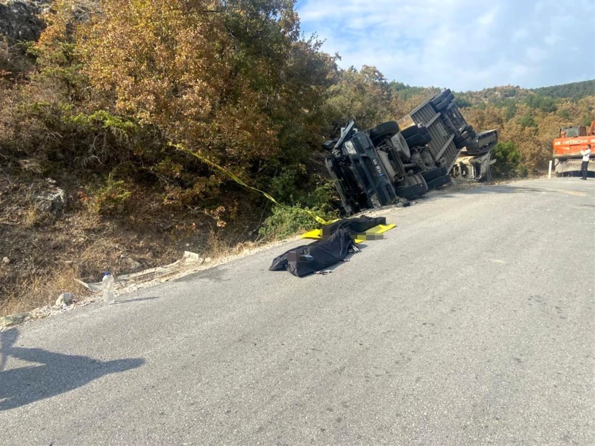 Çorum'da iş makinesi taşıyan tır devrildi, 2 işçi hayatını kaybetti