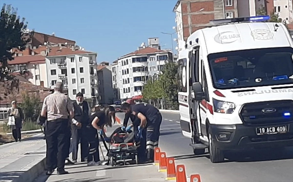 Çorum'da kaldırımdan düşen yaşlı adam yaralandı