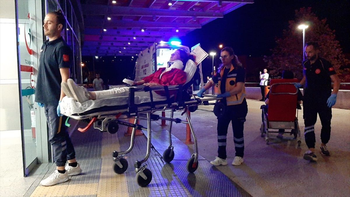Çorum'da Kamyon ile Otomobil Çarpışması: 2 Kişi Yaralandı
