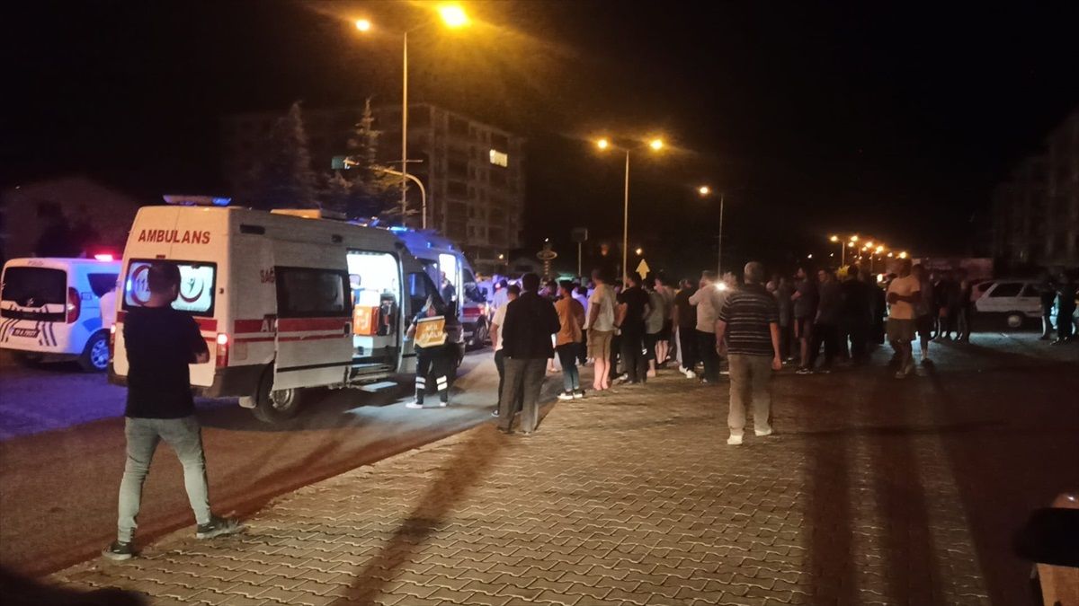 Çorum'da kardeşlerin kullandığı otomobiller çarpıştı: 5 yaralı