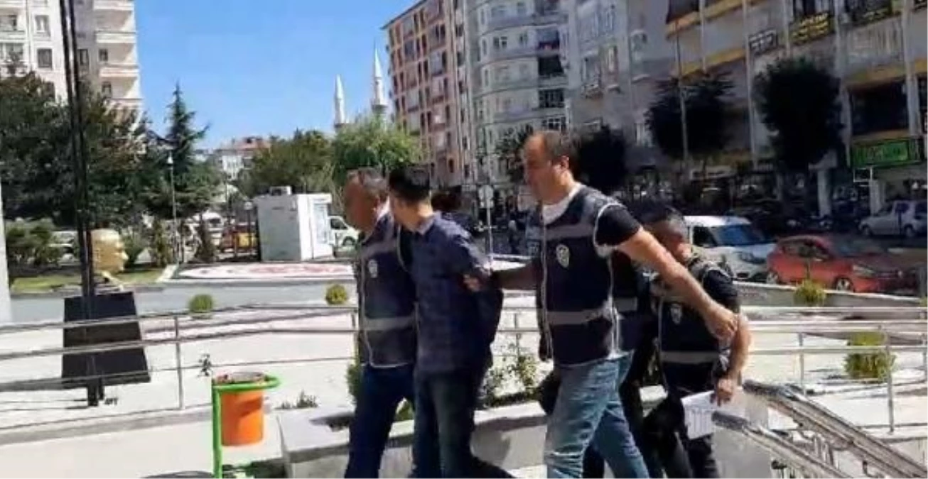 Çorum'da Kuyumcuya Sahte Kelepçe Altın Bilekliği Bozduran 2 Kişi Yakalandı