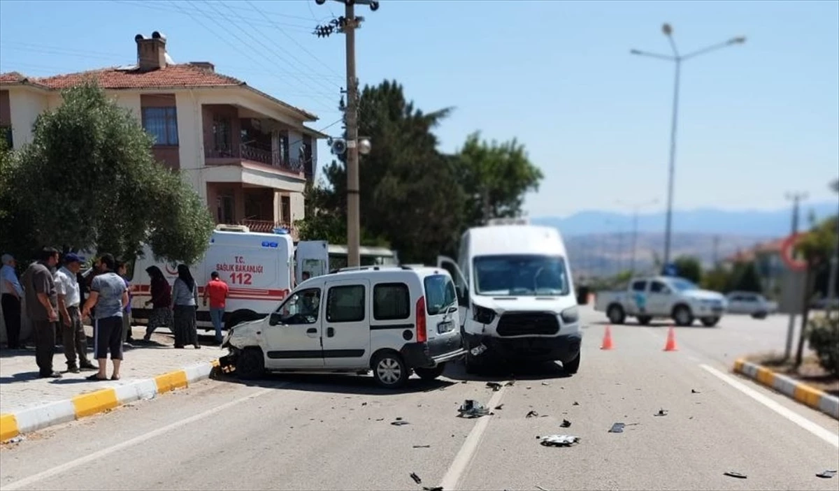 Çorum'da Minibüsle Hafif Ticari Araç Çarpıştı: 1 Yaralı