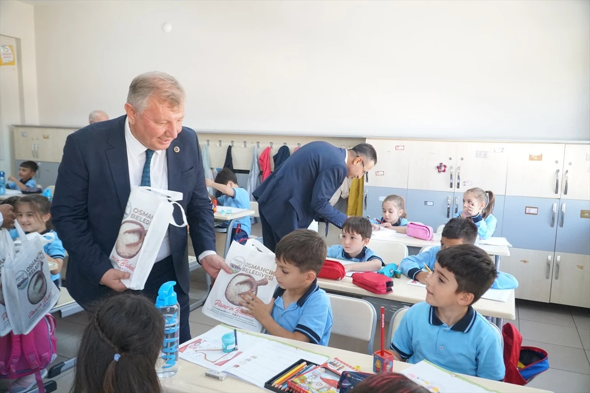 Çorum'da Osmancık Belediyesi İlkokul Öğrencilerine Kırtasiye Seti Hediye Etti