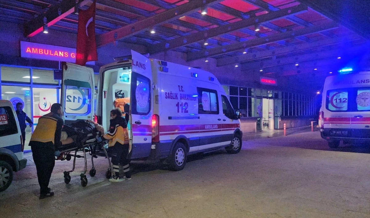 Çorum'da Otomobil ile Hafif Ticari Araç Çarpışması: 4 Kişi Yaralandı