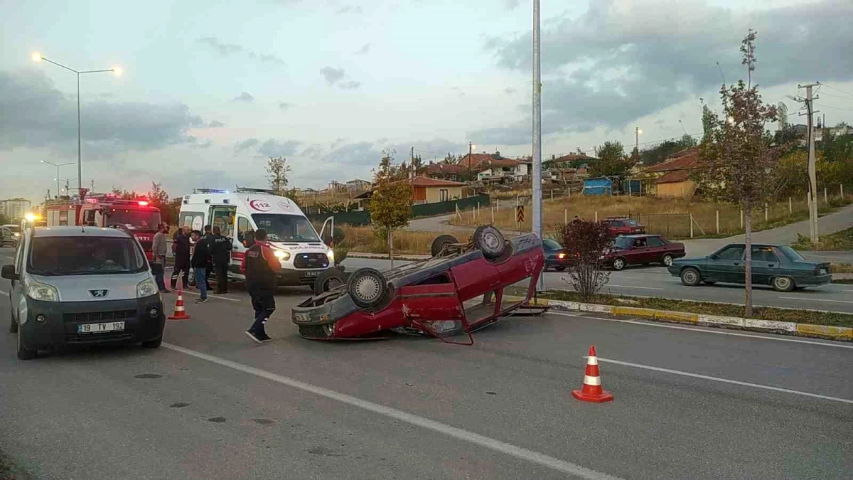 Çorum'da otomobil ile hafif ticari araç çarpıştı, 5 kişi yaralandı
