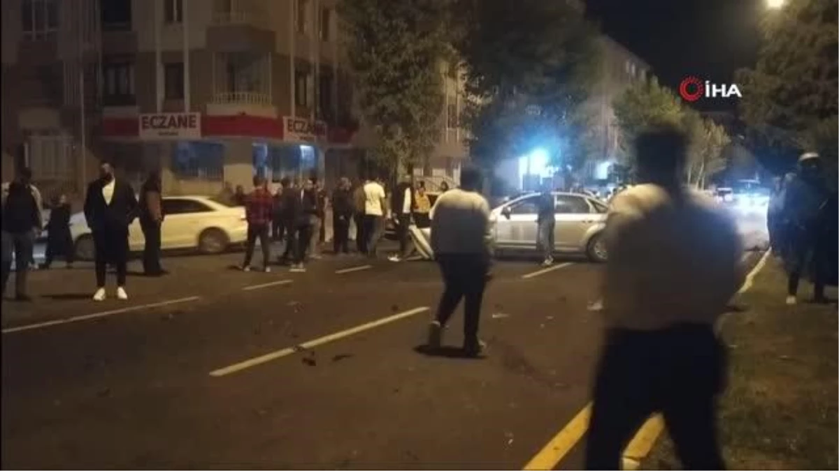 Çorum'da Otomobil Karşı Şeride Geçerek Park Halindeki Otobüse Çarptı