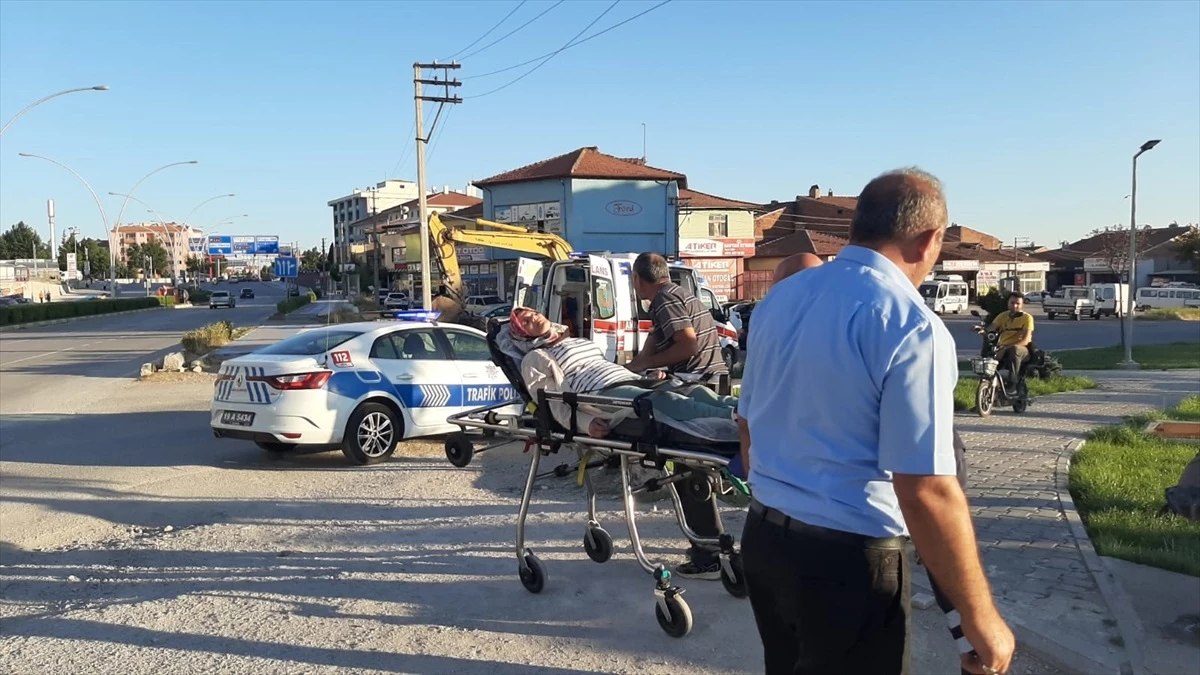 Çorum'da otomobilin elektrik direğine çarptığı kazada sürücü yaralandı