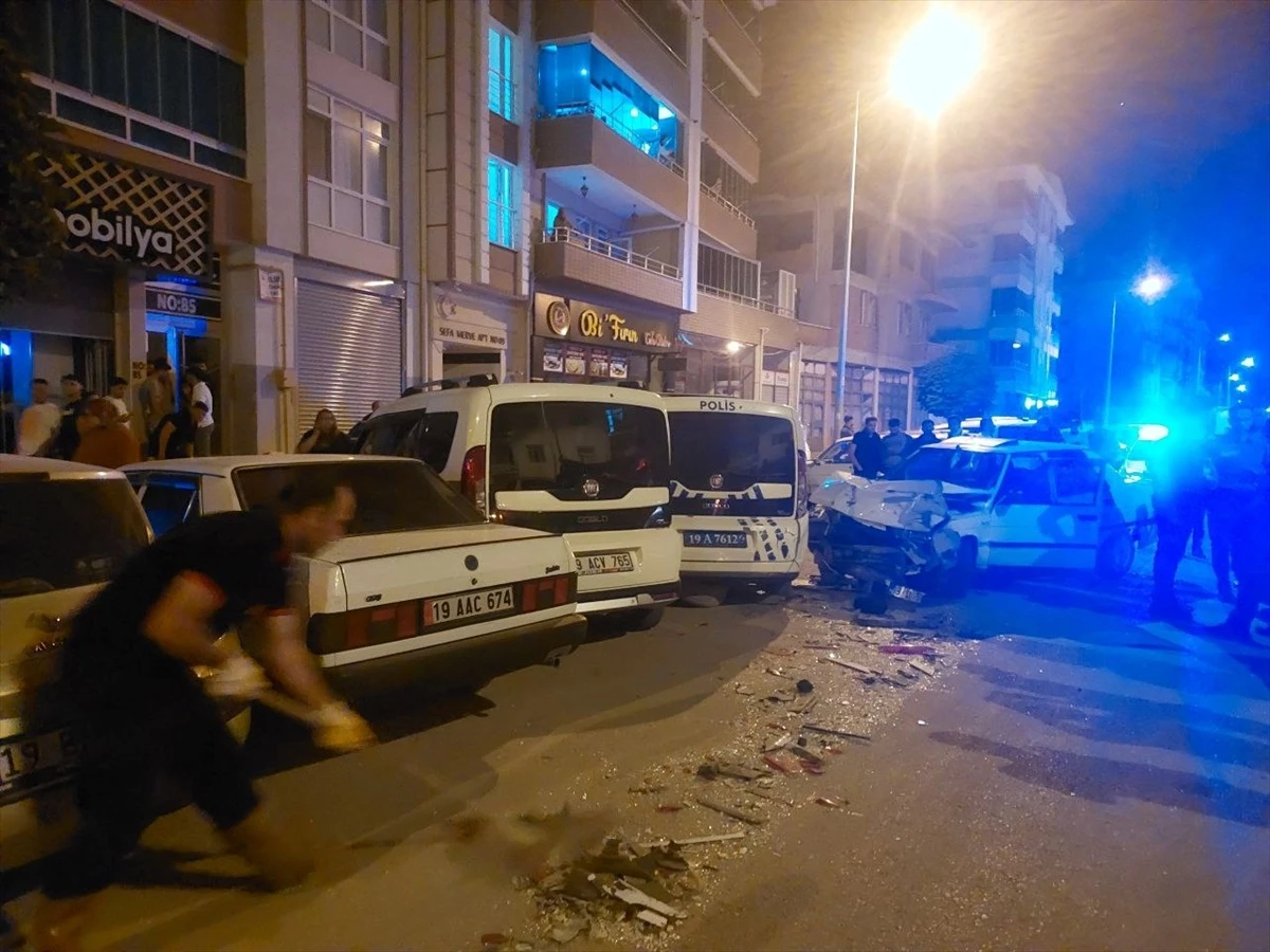 Çorum'da park halindeki polis aracına otomobil çarptı: 1'i polis 3 kişi yaralandı