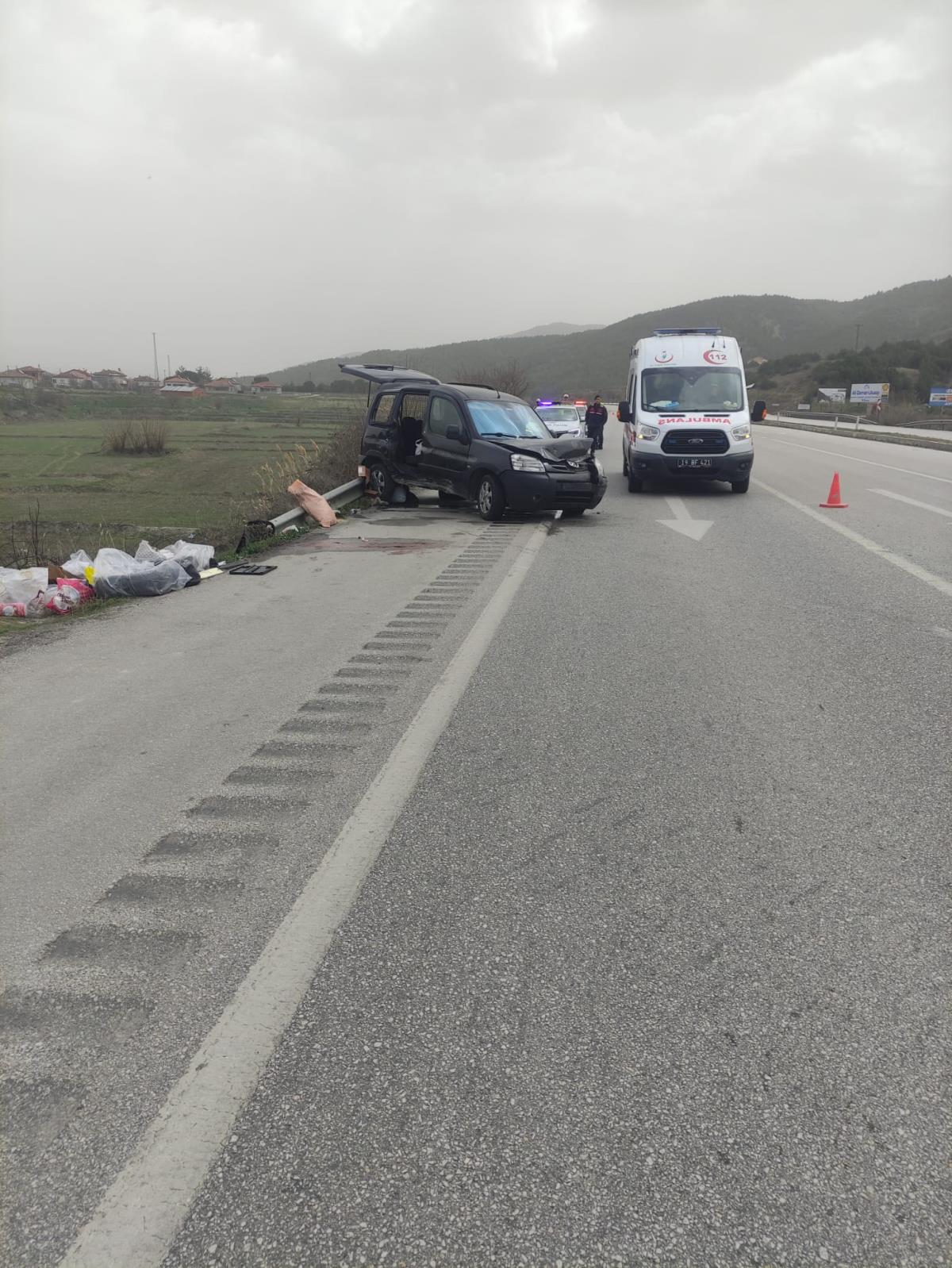 Çorum'da refüje çarpan otomobildeki 1 kişi öldü, 2 kişi yaralandı