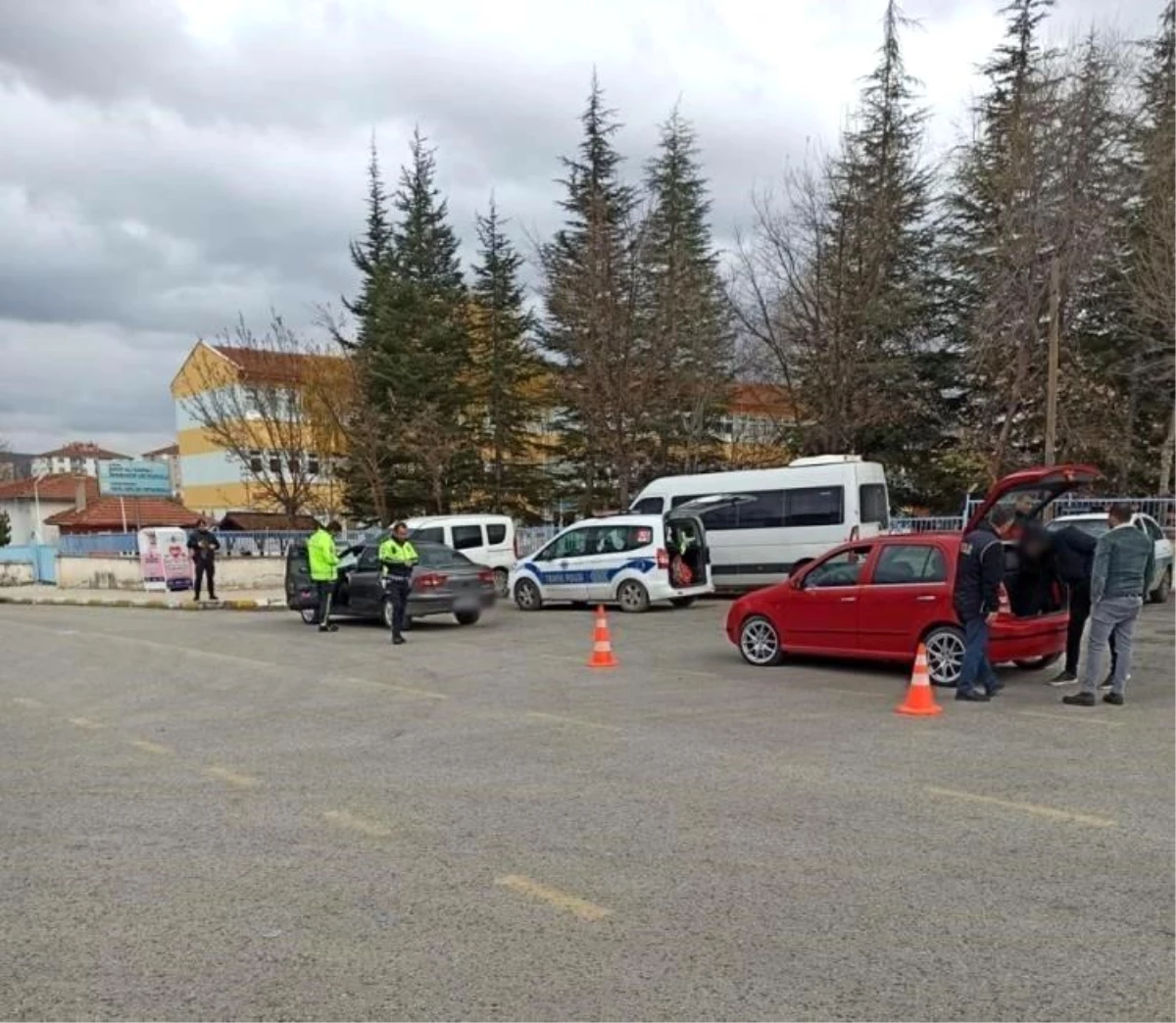 Çorum'da yapılan operasyonda çok sayıda silah ve uyuşturucu ele geçirildi