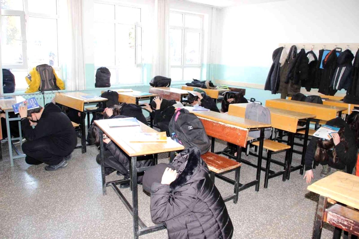 Çorum'daki 56 bin öğrenciyle eş zamanlı deprem tatbikatı