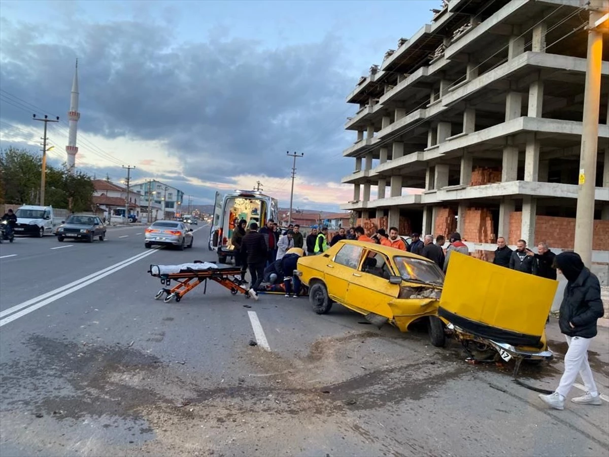 Çorum'un Alaca ilçesinde çarpışan iki otomobildeki 3 kişi yaralandı