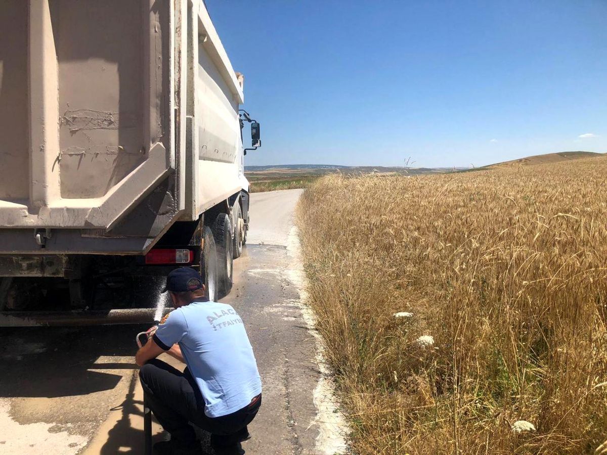 Çorum'un Alaca ilçesinde seyir halindeki kamyonda çıkan yangın söndürüldü
