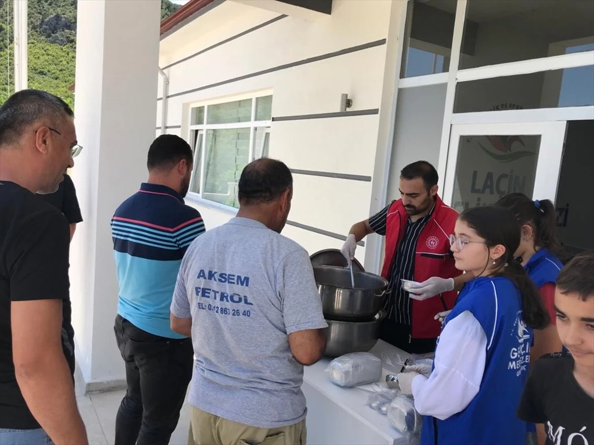 Çorum'un Laçin ilçesinde vatandaşlara aşure ikram edildi