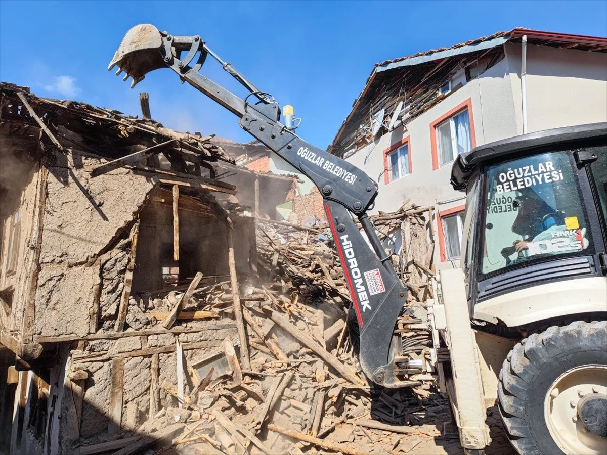 Çorum'un Oğuzlar ilçesinde metruk evlerden çıkan odunlar ihtiyaç sahiplerine dağıtılıyor