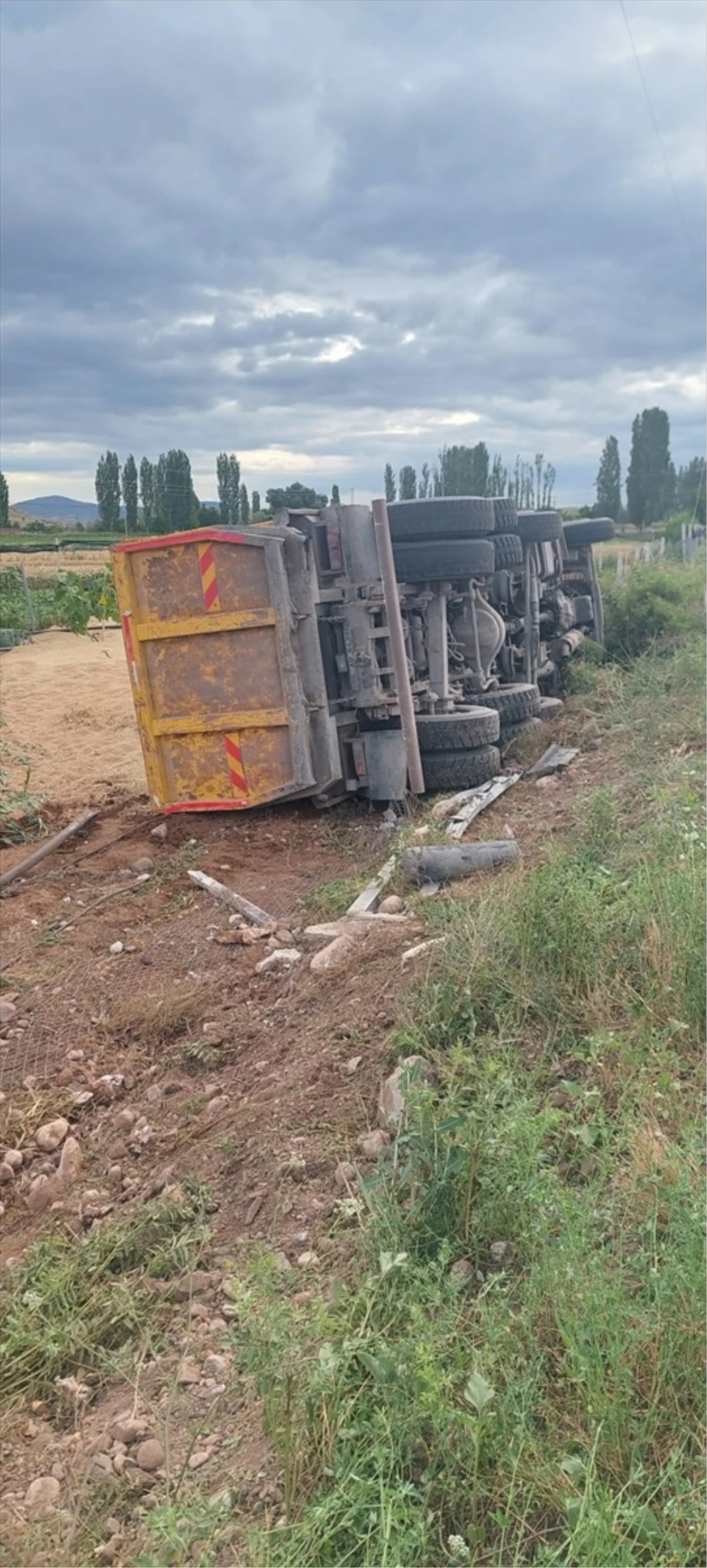 Çorum'un Sungurlu ilçesinde buğday yüklü kamyon devrildi