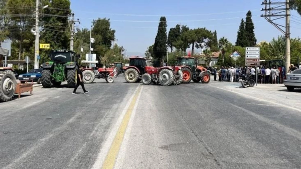 Denizli'de banka şubesinin kapatılmasına tepki gösteren grup, traktörlerle yol kapatma eylemi yaptı