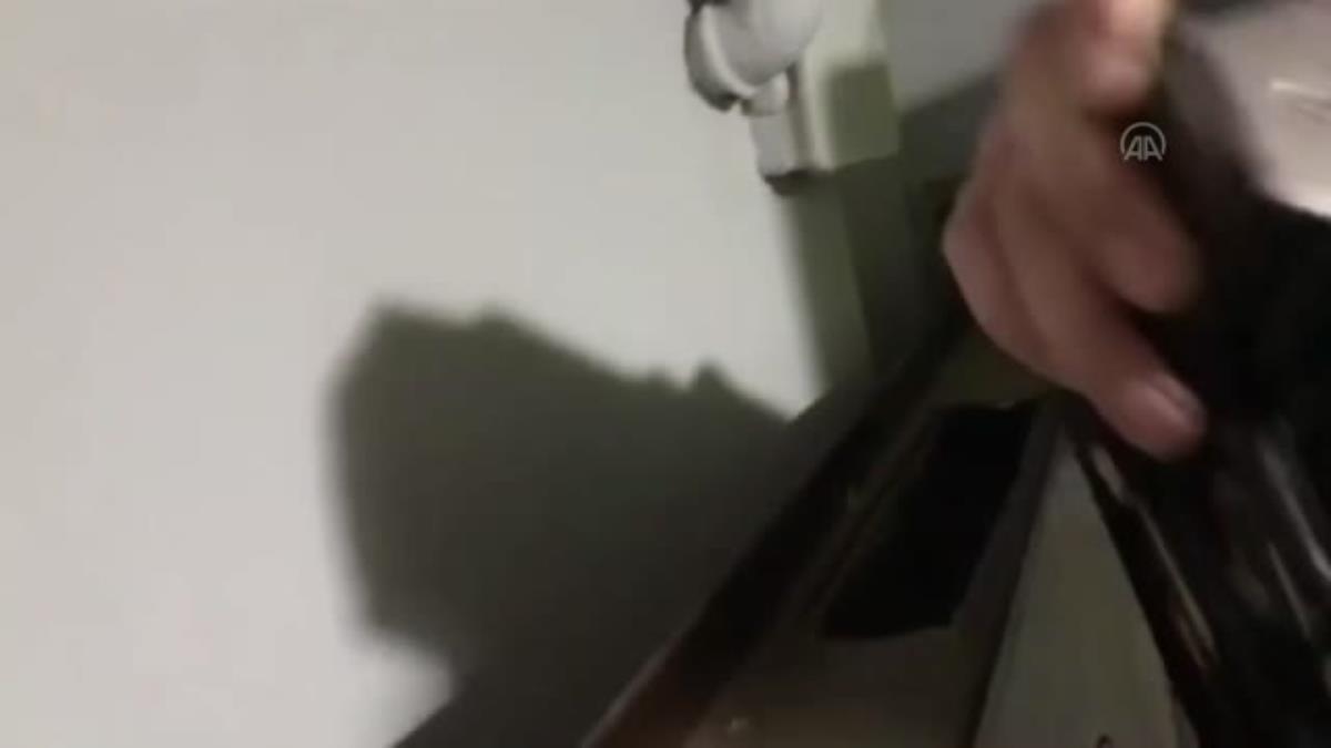 Dernek merkezinde ruhsatsız silahlar ele geçirildi