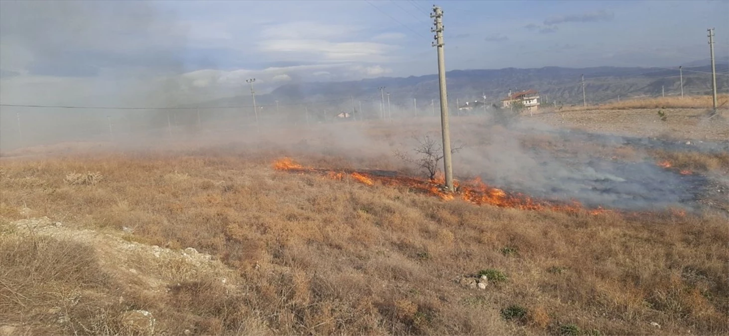 Dodurga'da anız yangınını itfaiye ekipleri söndürdü