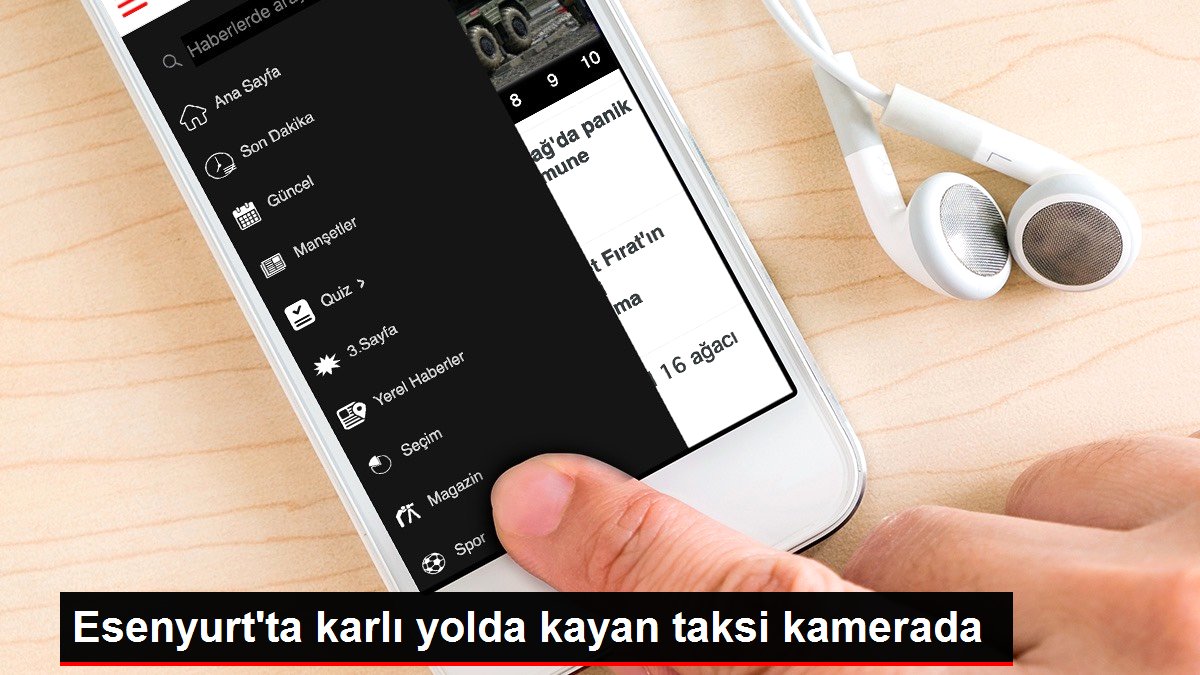 Esenyurt'ta karlı yolda kayan taksi kamerada