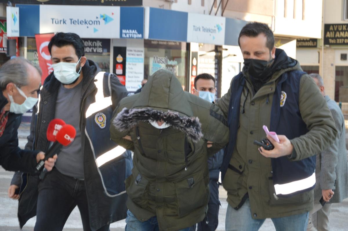 Eski eşi tarafından öldürülmekten silahın tutukluk yapmasıyla kurtuldu!