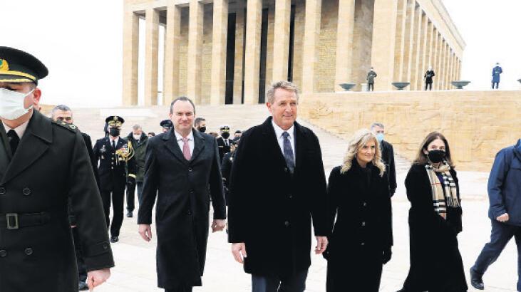 Flake Anıtkabir'i ziyaret etti