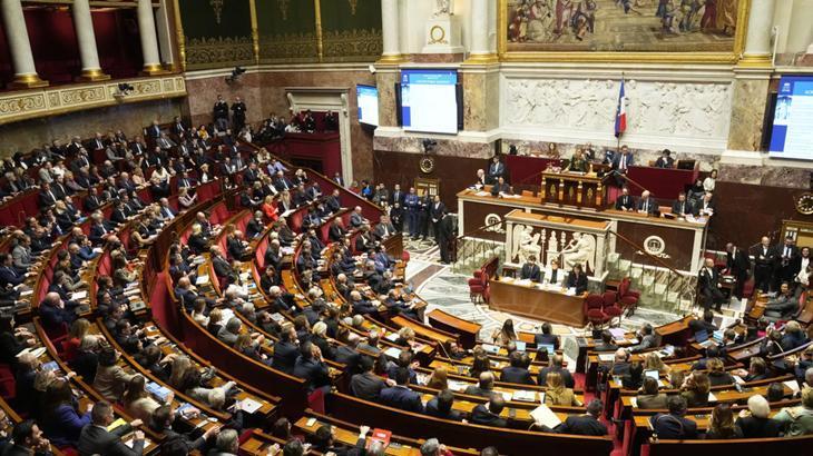 Fransa'da göç yasasını sertleştiren yeni tasarı Macron'un partisinde çatlağa yol açtı