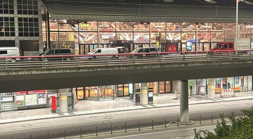 Hamburg Havalimanı'nda hareketli saatler! Silahlı saldırgan bir çocuğu rehin aldı