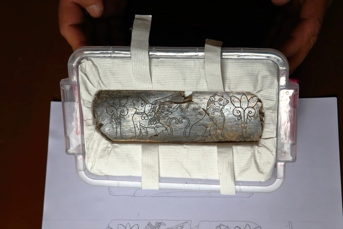 Hattuşa Antik Kenti'nde 2 Bin 800 Yıllık Fil Dişi Süsleme Parçası Bulundu