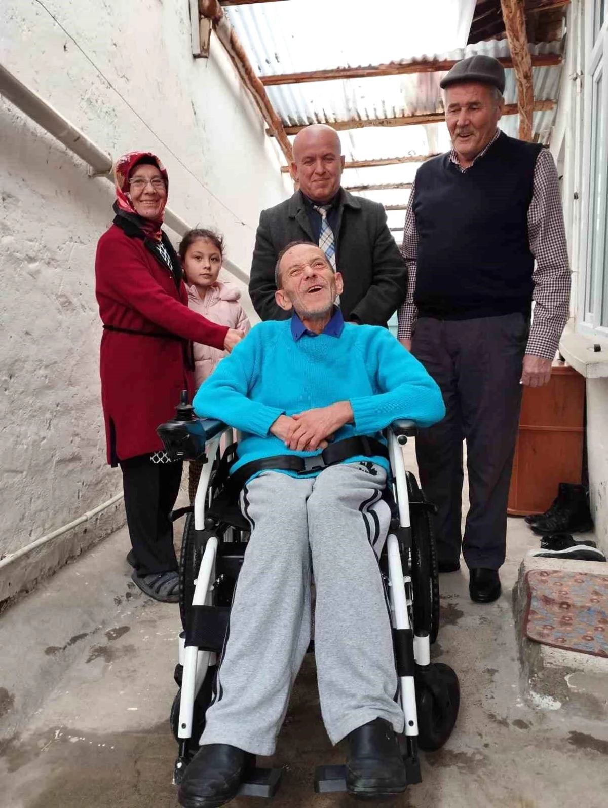 Hayırseverlerden Murat Kan'a akülü sandalye hediye