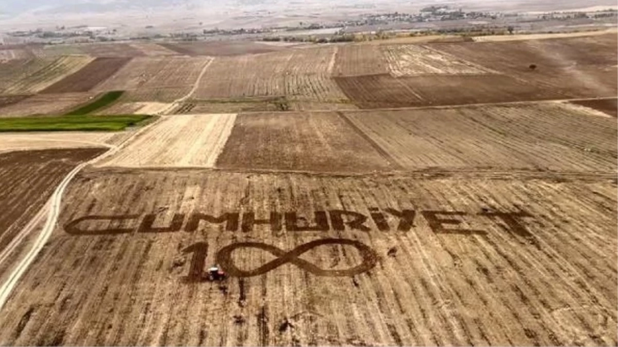 Helikopterle görevden dönen askerler, tarlasına 'Cumhuriyet' yazan çiftçiyi görüntüledi