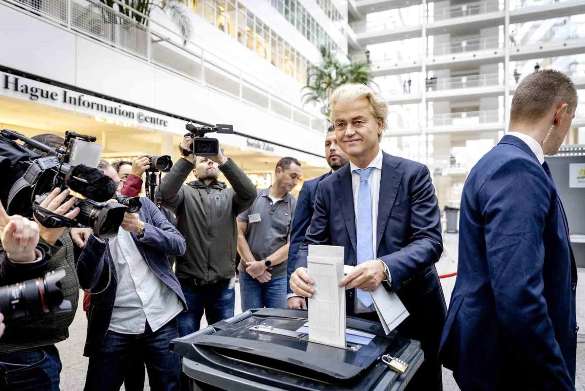 Hollanda'da aşırı sağcı Özgürlük Partisi seçimi kazanıyor
