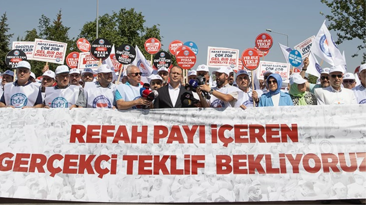 Hükümetin zam teklifini yetersiz bulan Memur-Sen'den 81 ilde protesto: Cumhurbaşkanımızın 'refah payı' vaadi hayata geçirilsin