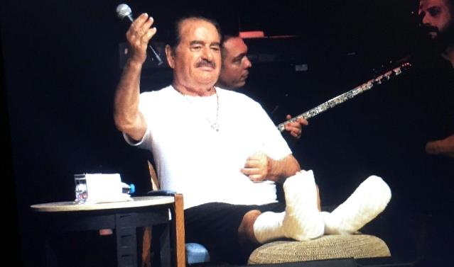 İbrahim Tatlıses Çeşme'de ayağında alçıyla sahne aldı - Son Dakika