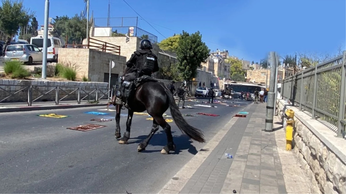 İsrail polisi, Mescid-i Aksa'da cuma namazı kılmak isteyen Müslümanların üzerine gaz bombası attı