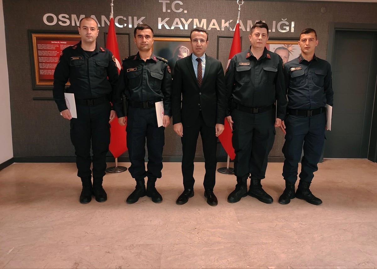 Kaymakam Alpay'dan jandarma personeline başarı belgesi