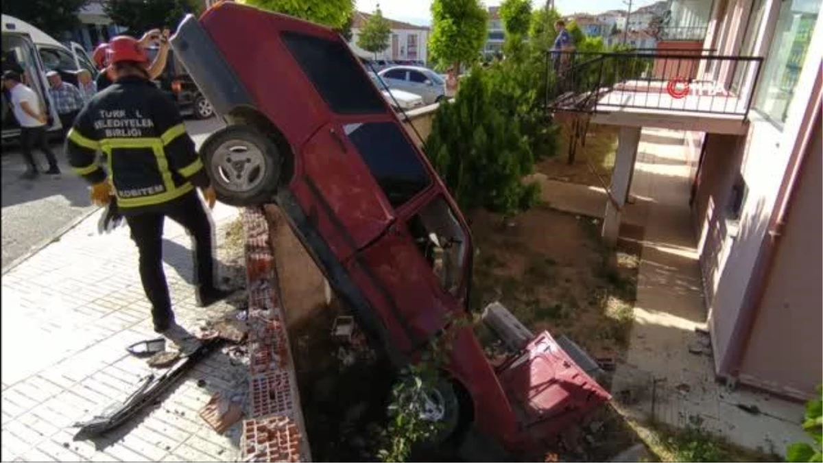 Kaza sonucu araç bahçeye uçtu, 1 yaralı
