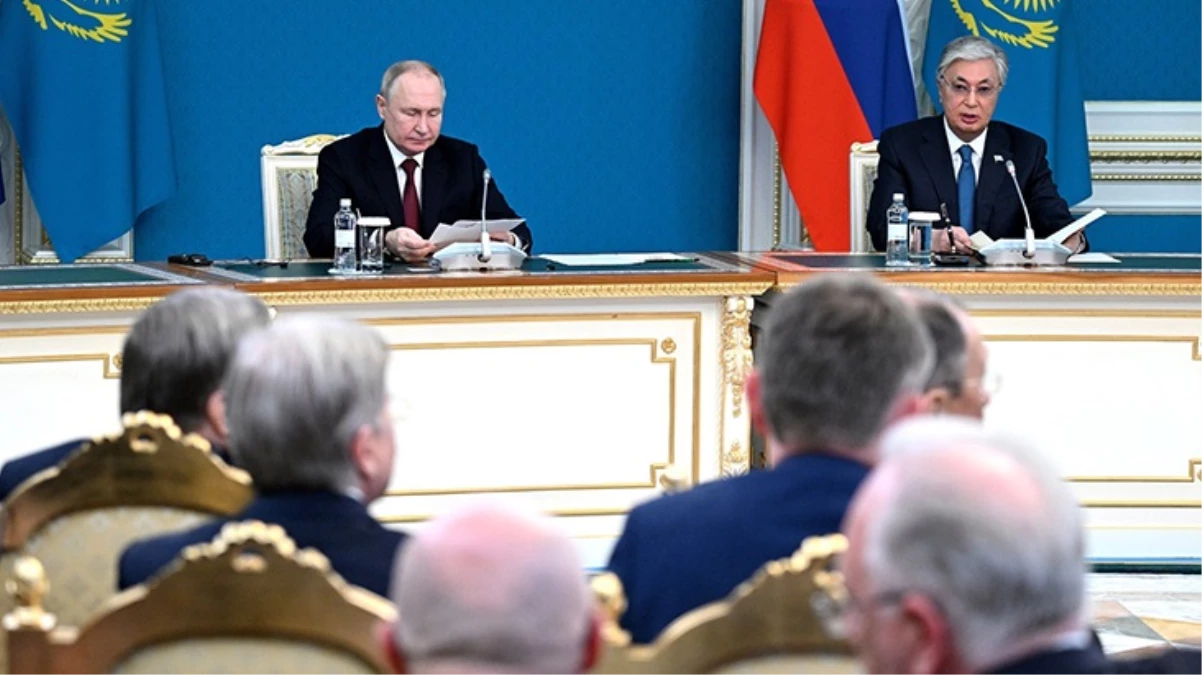 Kazakistan Cumhurbaşkanı Tokayev, Putin ile imza töreninde geleneği bozup Rusça yerine Kazakça konuştu