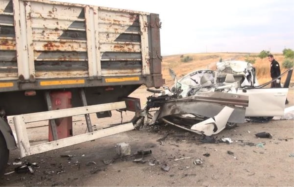 Kırıkkale'de TIR'a arkadan çarpan otomobildeki sürücü hayatını kaybetti
