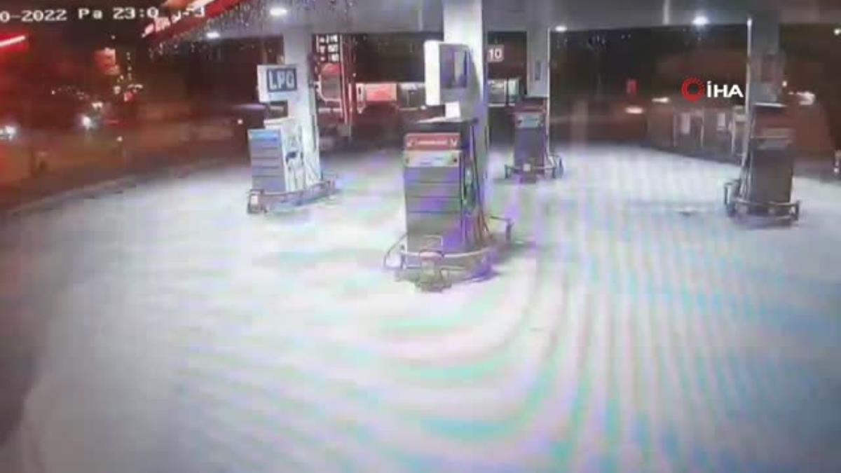Kontrolden çıkan araç benzinliğe daldı, iki kişi yaralandı: O anlar kamerada