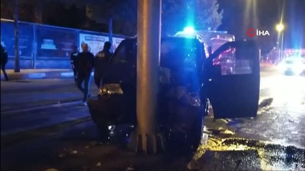 Minibüs yön levhasına çarptı, sürücü yaralandı